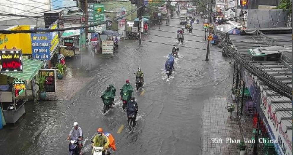 Đường Phạm Văn Chiêu (quận Gò Vấp) trong cơn mưa chiều 17/9.