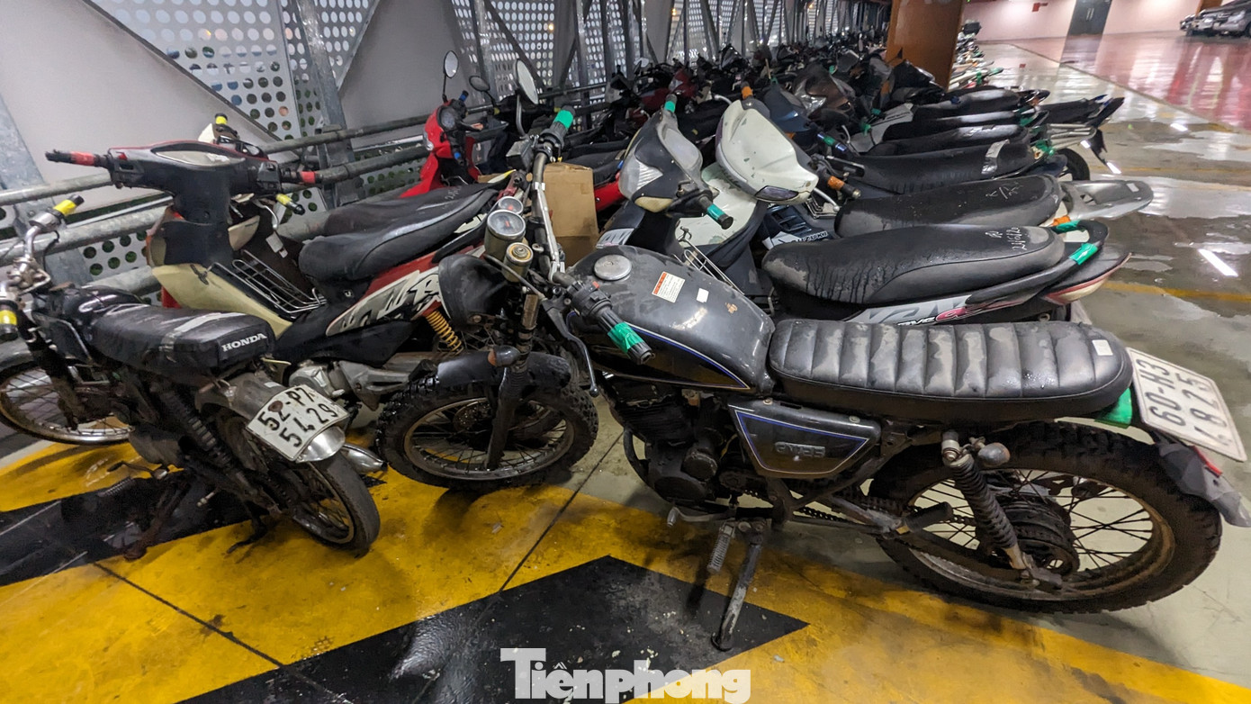 Công ty TCP (đơn vị quản lý nhà để xe) đã nhiều lần gửi văn bản đến cơ quan chức năng địa phương và Sở Tài chính TPHCM để xin hướng dẫn phương án xử lý các phương tiện gửi quá hạn nhưng đến nay vẫn chưa thể giải quyết.