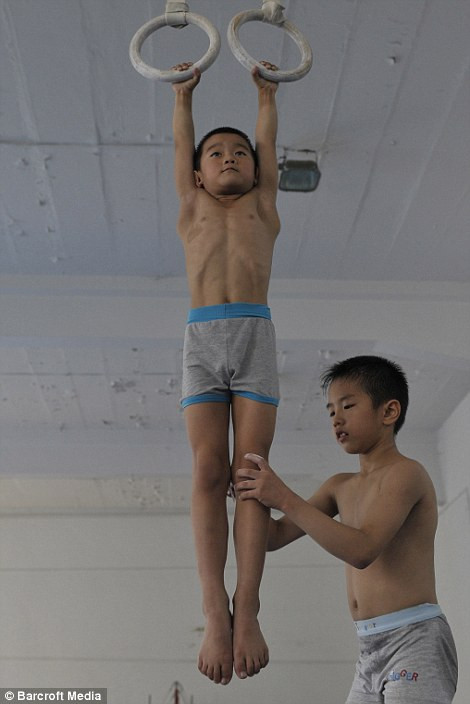 Bạn bè cùng trang lứa cùng hỗ trợ nhau luyện tập