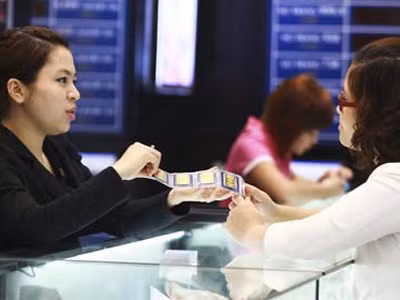 Người dân mua bán vàng miếng tại một cửa hàng thuộc Công ty CP Vàng bạc đá quý Phú Nhuận (PNJ) trên đường Trần Nhân Tông, Hà Nội (ảnh chụp chiều 5-4) 