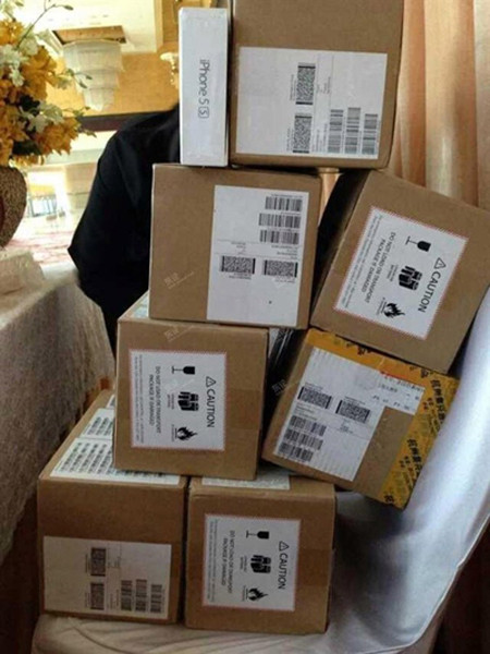 Những chiếc hộp đựng điện thoại iPhone 5s được xếp sẵn để tặng cho quan khách