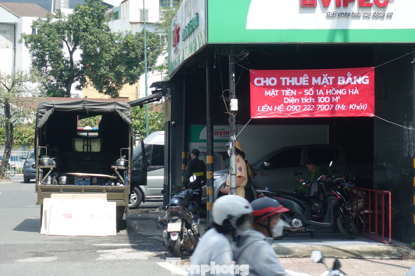 Lực lượng chức năng có mặt tại Chi nhánh Trung tâm Đăng kiểm xe cơ giới 50-05V trên đường Hồng Hà (quận Tân Bình) vào trưa 13/2. Ảnh: Hữu Huy