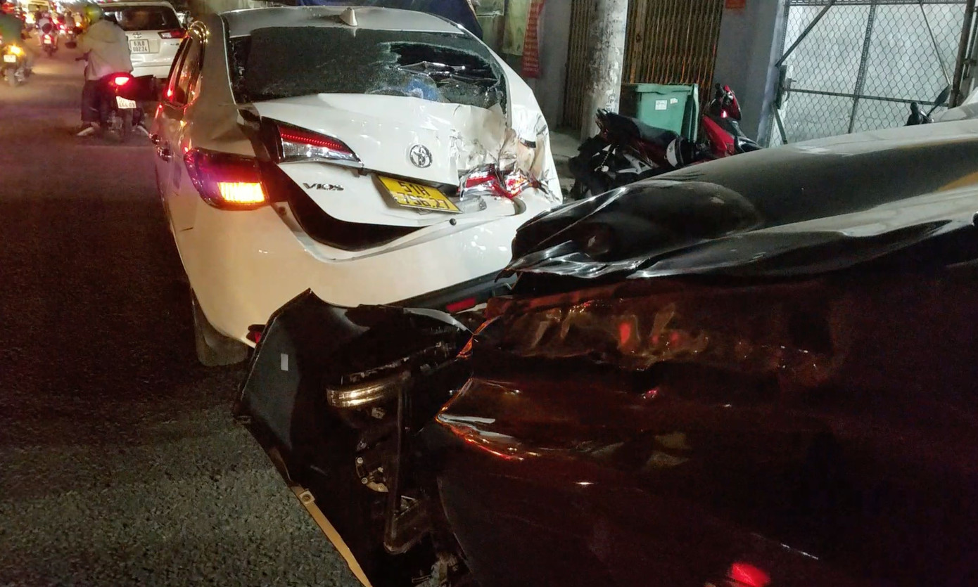 Các phương tiện hư hỏng sau vụ va chạm liên hoàn.