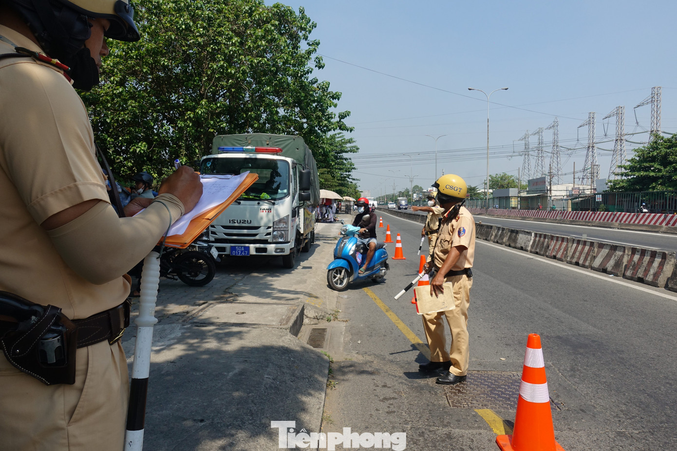 Tổ chuyên đề lập chốt kiểm tra trên Quốc lộ 1A (đoạn qua phường Tân Tạo A, quận Bình Tân, TPHCM). Tổ chuyên đề lập chốt kiểm tra trên Quốc lộ 1A (đoạn qua phường Tân Tạo A, quận Bình Tân, TPHCM).