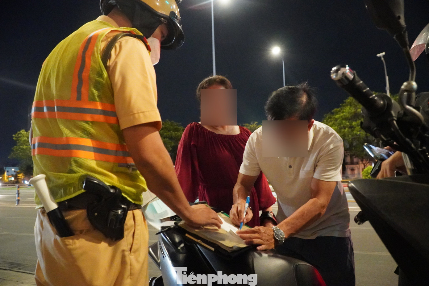 Sau nhiều lần được vận động, ông N mới đồng ý hợp tác. Kết quả kiểm tra cho thấy hơi thở của ông N có nồng độ cồn ở mức 0,376 mg/lít khí thở. Vợ ông N cho biết vừa đi dự tiệc nên chồng bà có uống 1 lon bia.