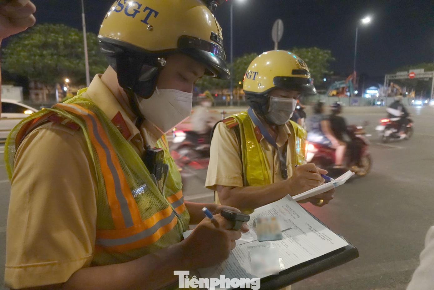 Với mức vi phạm trên, ông N bị phạt hành chính 4,5 triệu đồng, tước GPLX 17 tháng, tạm giữ phương tiện 7 ngày.