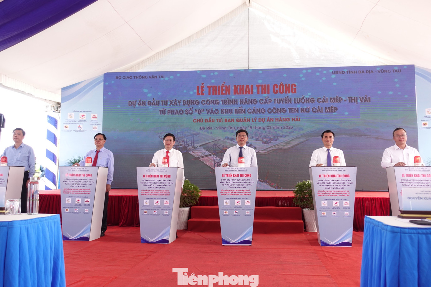 Các đại biểu thực hiện nghi thức khởi công dự án. Ảnh: Hữu Huy