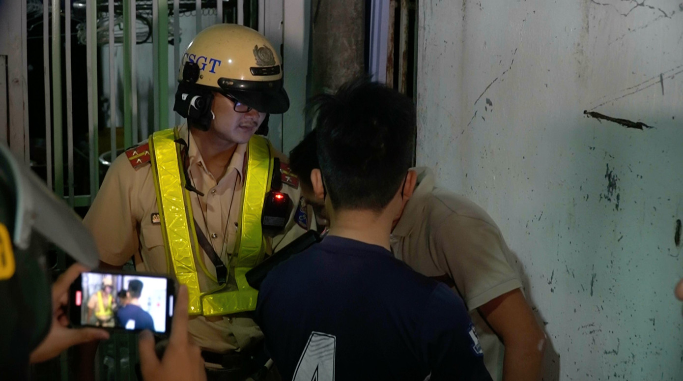 Sau khi được người thân khuyên ngăn, người đàn ông đã chấp nhận kiểm tra nồng độ cồn. Sau khi được người thân khuyên ngăn, người đàn ông đã chấp nhận kiểm tra nồng độ cồn.