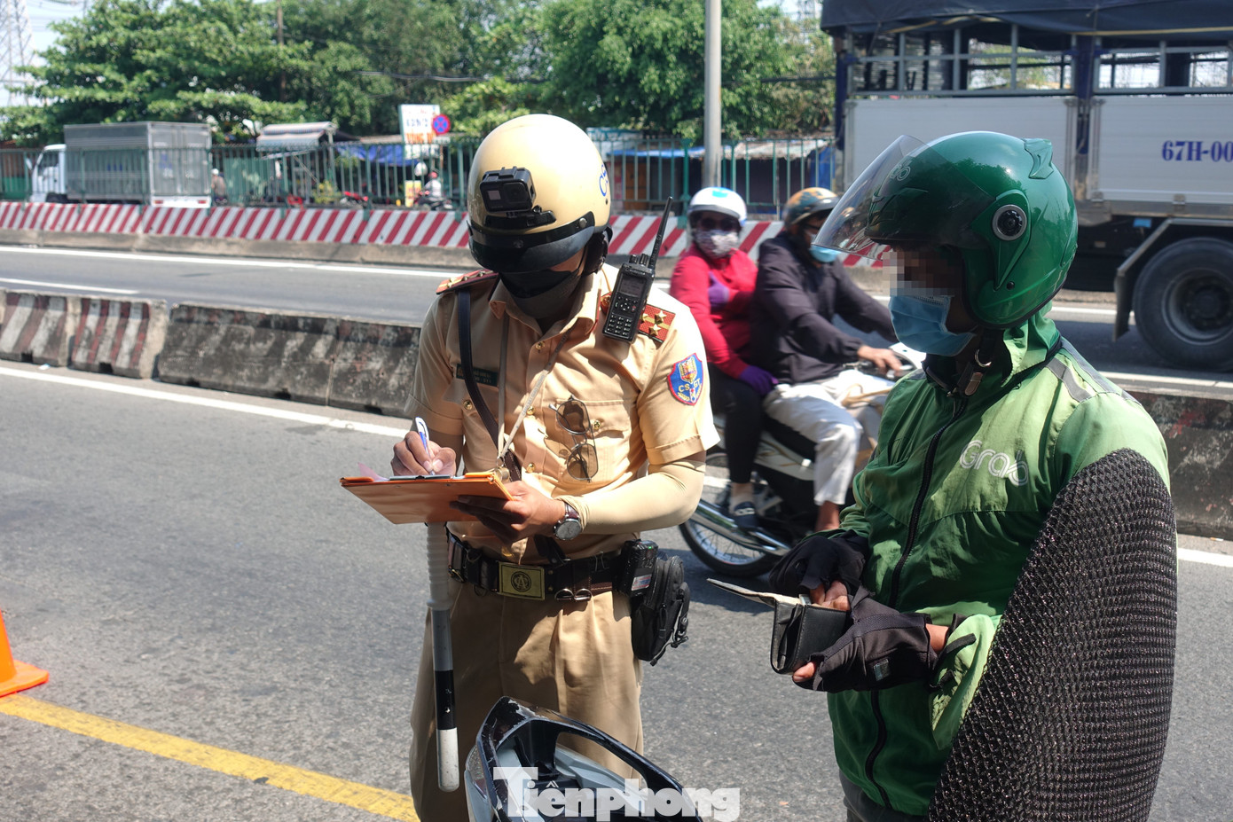 Tài xế T điều khiển phương tiện vượt quá tốc độ cho phép 65/50 km/h. Tài xế T điều khiển phương tiện vượt quá tốc độ cho phép 65/50 km/h.