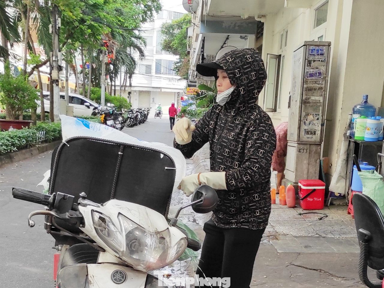 Nắng nóng nên lượng nước đá tiêu thụ tại các cửa hàng kinh doanh nước giải khát cũng tăng cao.