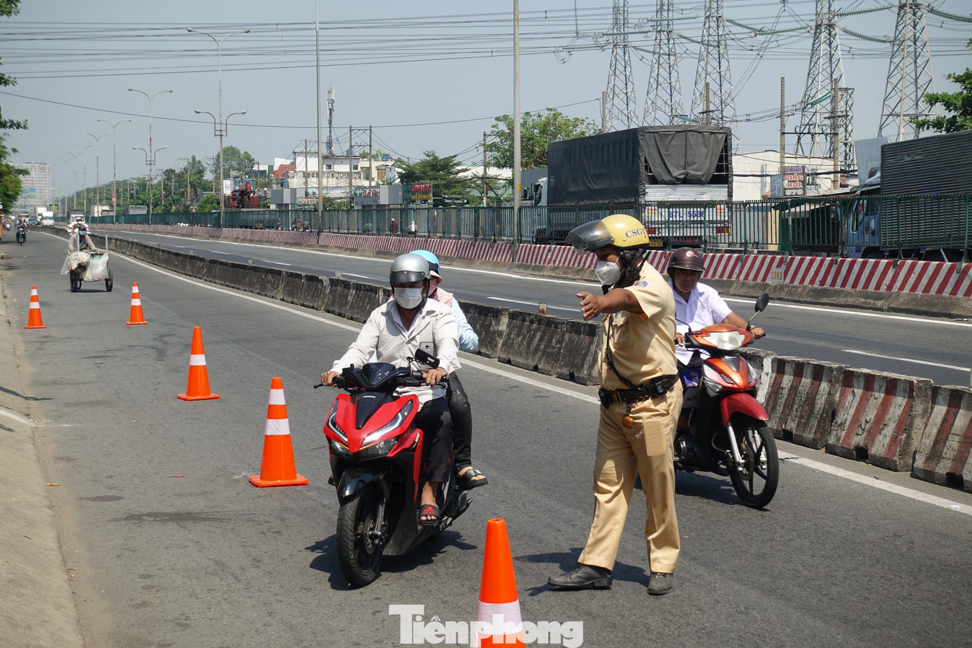 CSGT xử phạt nhiều tài xế chạy quá tốc độ trên Quốc lộ 1A ảnh 6 CSGT xử phạt nhiều tài xế chạy quá tốc độ trên Quốc lộ 1A ảnh 6
