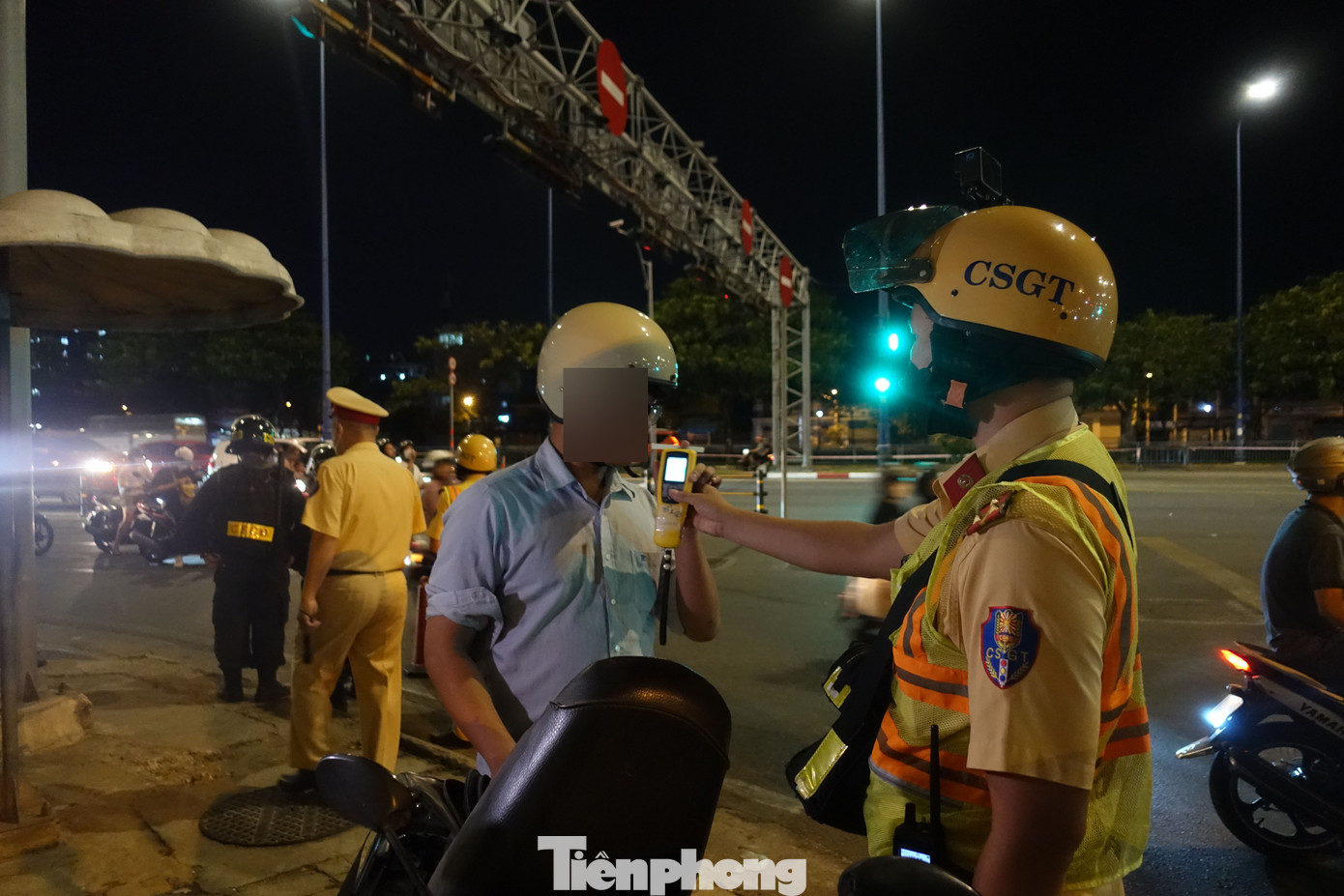 Cùng thời điểm, cán bộ CSGT tiến hành đo nồng độ cồn với ông V.Q.P (24 tuổi, quê Khánh Hòa).