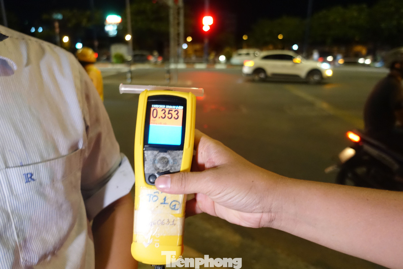 Kết quả kiểm tra cho thấy nồng độ cồn của anh P ở ngưỡng 0,353mg/lít khí thở.