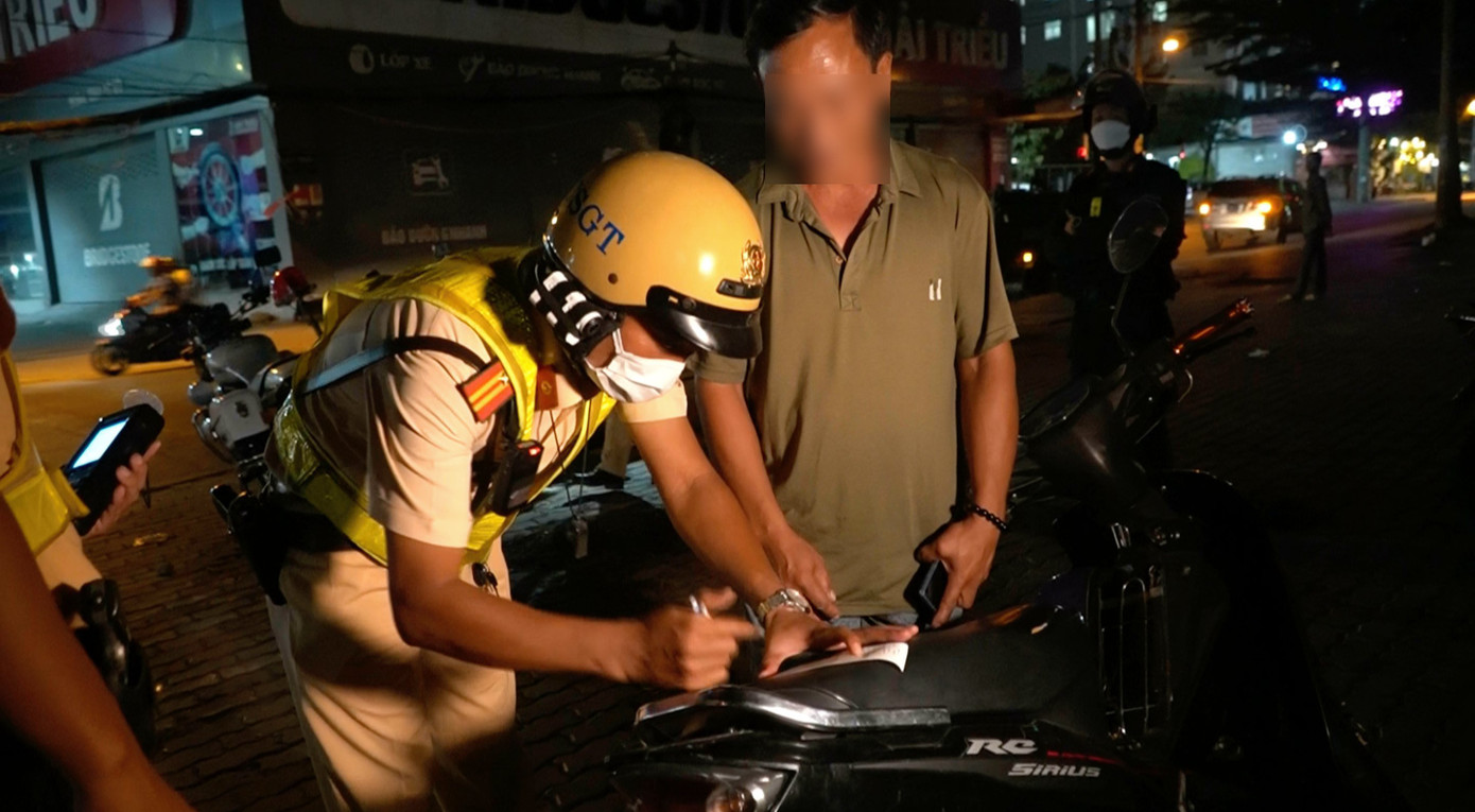 Lực lượng chức năng lập biên bản với ông M. Lực lượng chức năng lập biên bản với ông M.