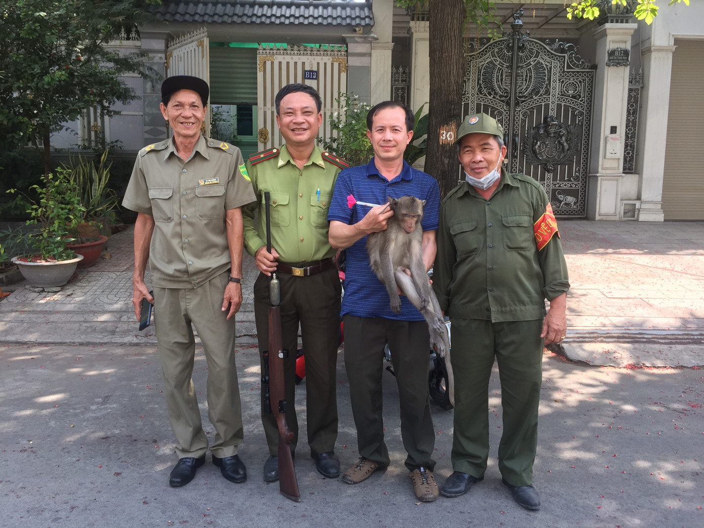 Lực lượng chức năng bắt giữ thành công con khỉ đuôi dài gây náo loạn khu dân cư ở quận 7, TPHCM. Ảnh: A.H