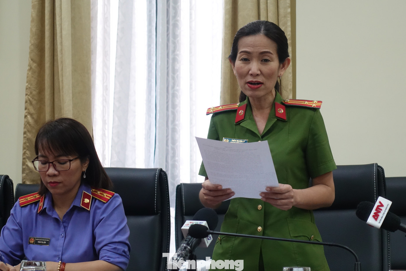 Thượng tá Trần Thị Kim Lý - Chánh Văn phòng Cơ quan CSĐT Công an TPHCM thông tin tại buổi họp báo. Ảnh: Hữu Huy Thượng tá Trần Thị Kim Lý - Chánh Văn phòng Cơ quan CSĐT Công an TPHCM thông tin tại buổi họp báo. Ảnh: Hữu Huy