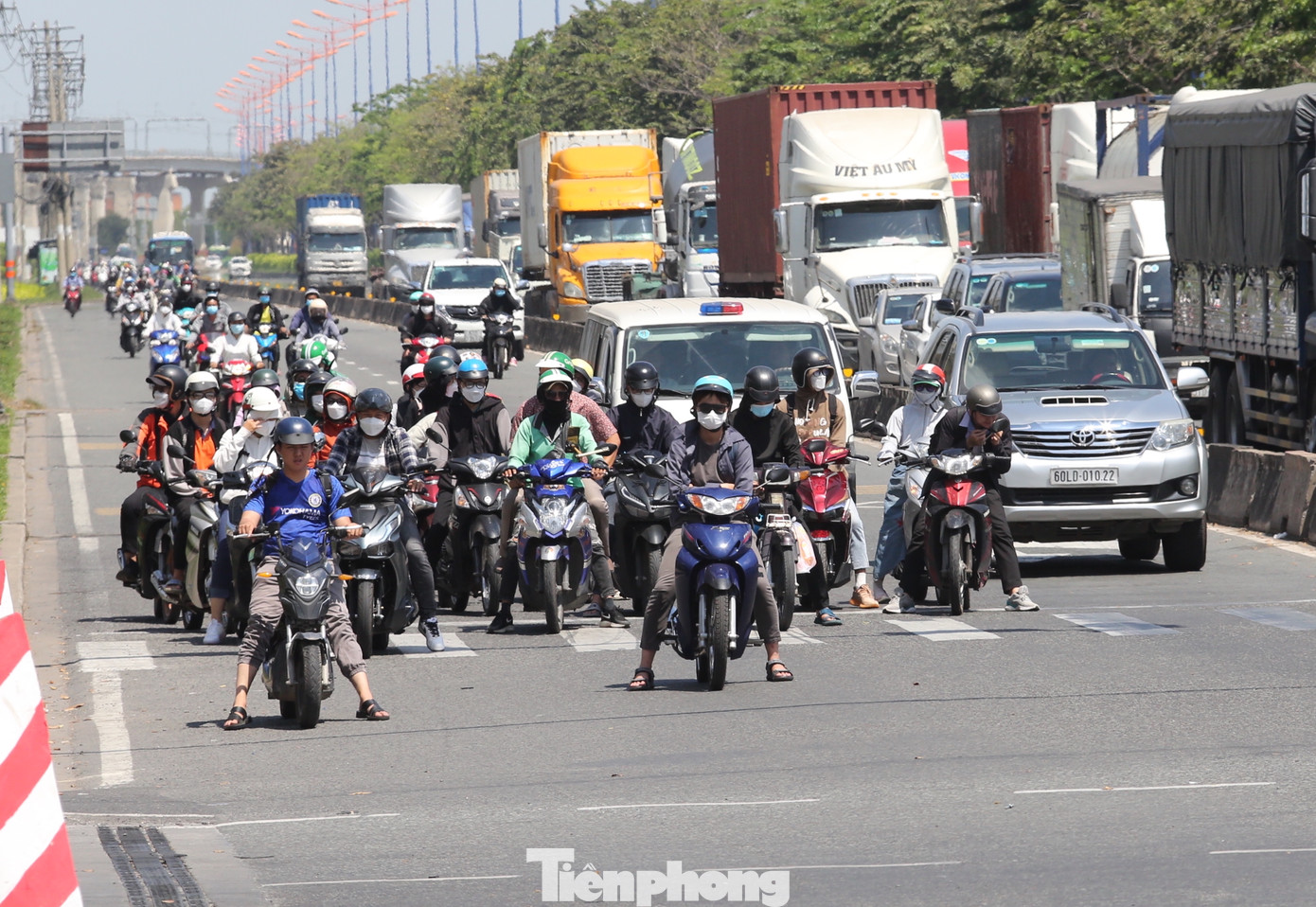 Những ngày qua, TPHCM liên tiếp xuất hiện nắng nóng, nhiệt độ cao nhất lên đến 35-36 độ C, cùng với đó là chỉ số bức xạ cực tím (UV) ở ngưỡng có hại, nhất là trong khoảng thời gian từ 11 đến 15h hàng ngày.