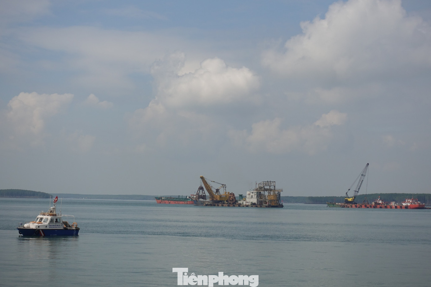 Phương tiện, thiết bị phục vụ thi công nạo vét luồng tuyến tại Cảng Thị Vải - Cái Mép (Bà Rịa - Vũng Tàu). Ảnh: Hữu Huy