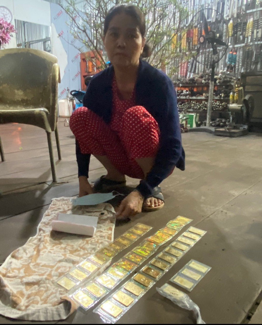 Người phụ nữ giúp việc cùng tang vật trong vụ trộm. Ảnh: Công an cung cấp Người phụ nữ giúp việc cùng tang vật trong vụ trộm. Ảnh: Công an cung cấp