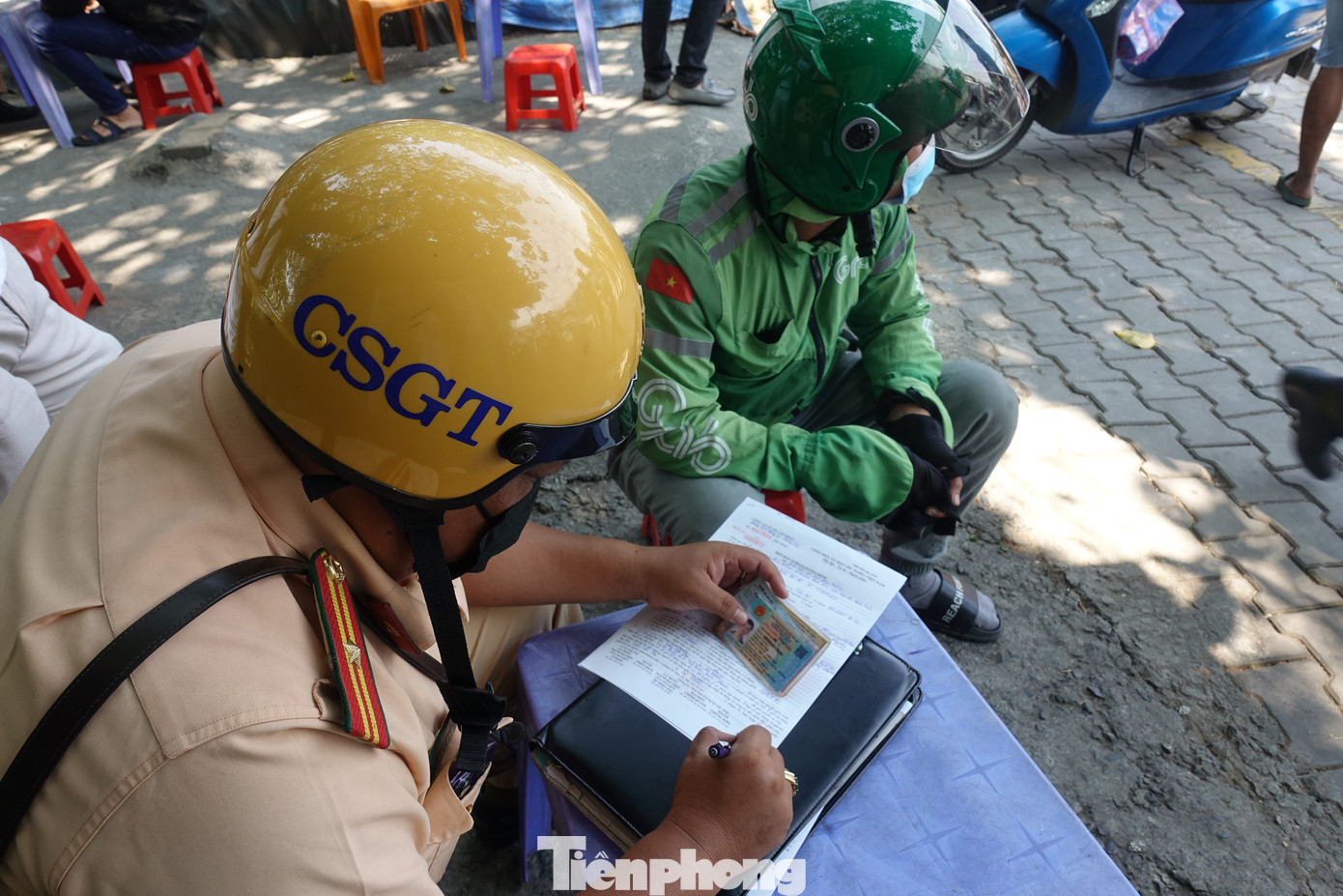 Cán bộ CSGT lập biên bản với tài xế T. Cán bộ CSGT lập biên bản với tài xế T.
