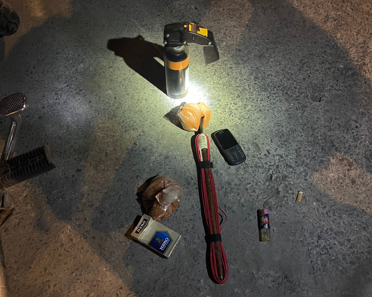 Dụng cụ chích điện, ớt bột và bình xịt hơi cay được các đối tượng mang theo bên người.