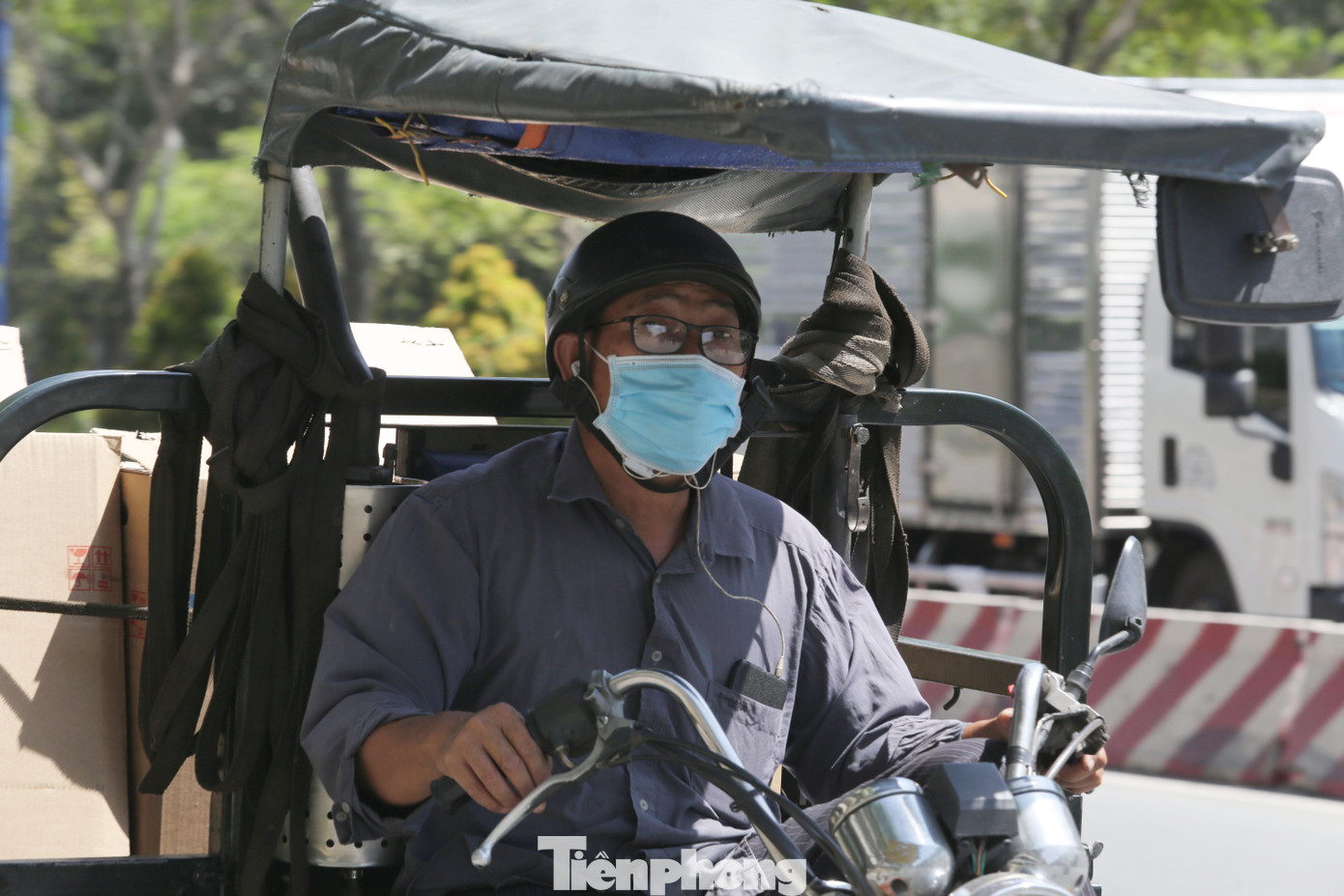 Nắng nóng gay gắt khiến người tham gia giao thông trên đường cảm thấy ngột ngạt.