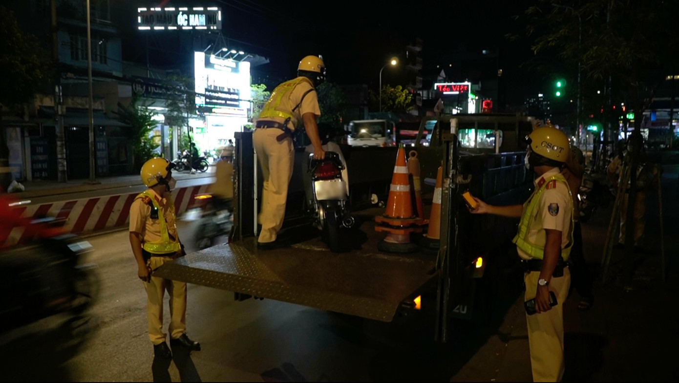 Với các trường hợp vi phạm, lực lượng CSGT đều lập biên bản xử phạt vi phạm hành chính, tước giấy phép lái xe và tạm giữ phương tiện theo quy định. Với các trường hợp vi phạm, lực lượng CSGT đều lập biên bản xử phạt vi phạm hành chính, tước giấy phép lái xe và tạm giữ phương tiện theo quy định.