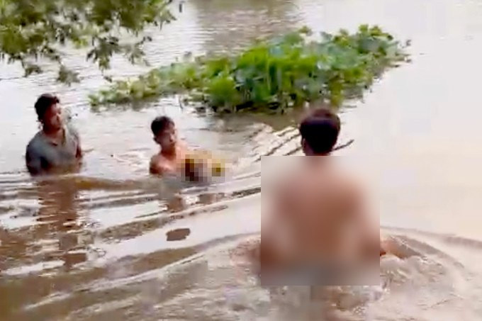 Người dân tìm thấy thi thể nạn nhân dưới kênh. Ảnh: CTV Người dân tìm thấy thi thể nạn nhân dưới kênh. Ảnh: CTV