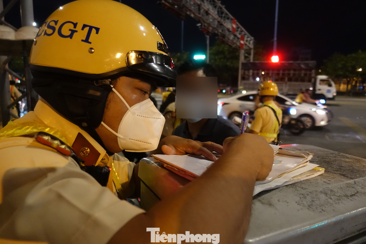 Cùng thời điểm này, lực lượng CSGT cũng lập biên bản đối với ông Q.T.V (36 tuổi, ngụ quận 6) có nồng độ cồn ở ngưỡng rất cao: 0,692 mg/lít khí thở (vượt ngưỡng 0,4 mg/lít khí thở). Với lỗi vi phạm trên, ông V bị phạt hành chính 7 triệu đồng, tước GPLX 23 tháng và tạm giữ phương tiện 7 ngày.