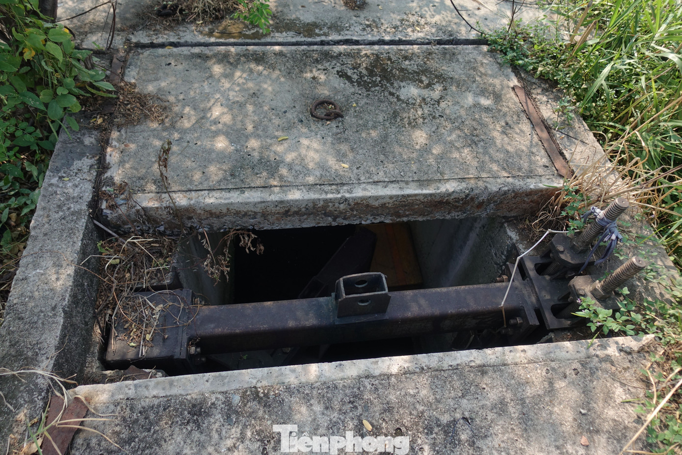 Theo tìm hiểu của PV, giai đoạn 1 của dự án được thực hiện từ năm 2002 và đã thực hiện công tác giải phóng mặt bằng; thi công nạo vét kênh thông tuyến dòng chảy; đắp bờ đất hai bên kênh và xây dựng các cửa xả thoát nước tại một số rạch nhánh.