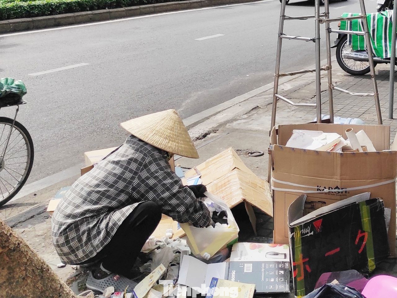 Người lao động chật vật mưu sinh dưới trời nắng nóng.