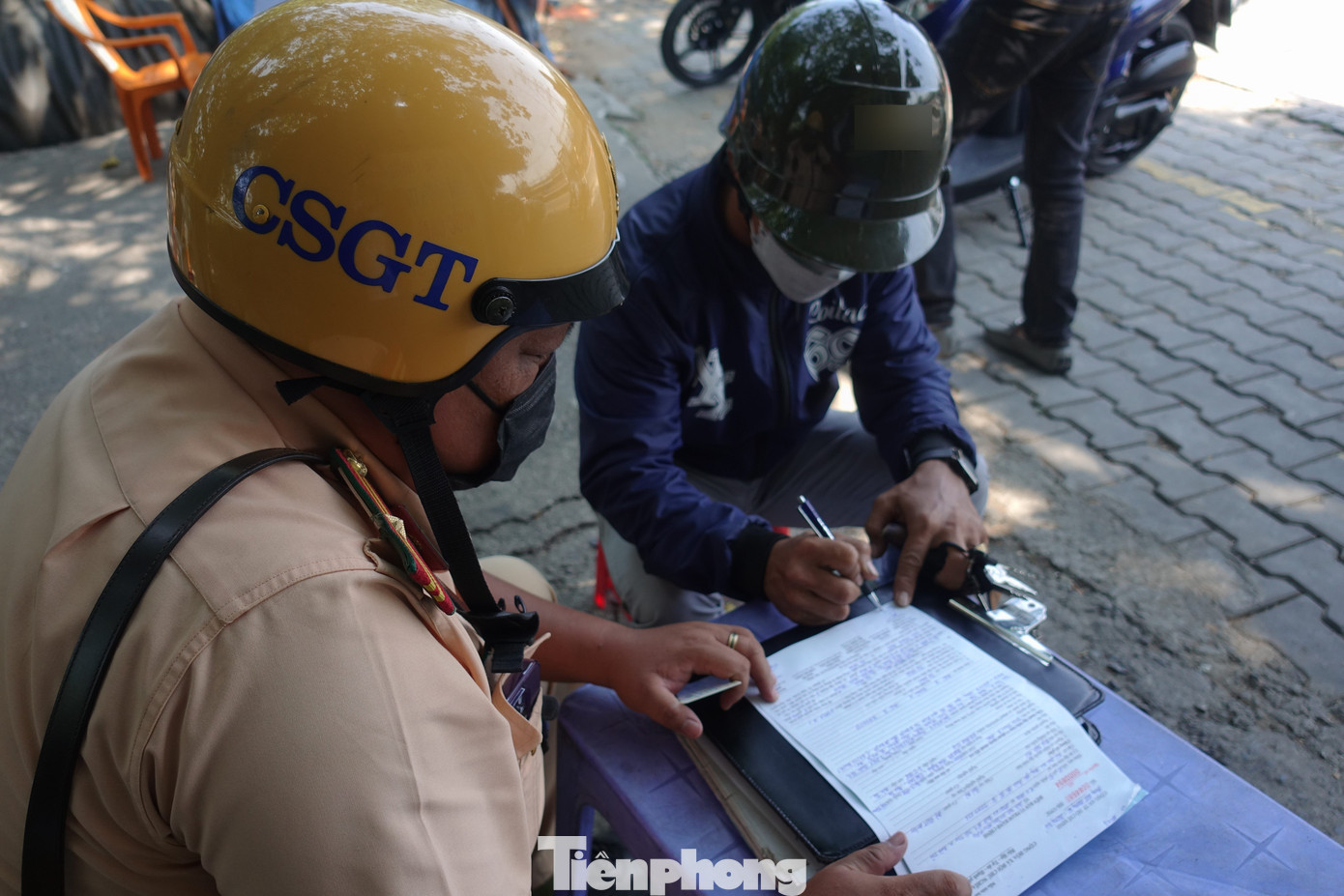 Anh H ký tên vào biên bản. Anh H ký tên vào biên bản.