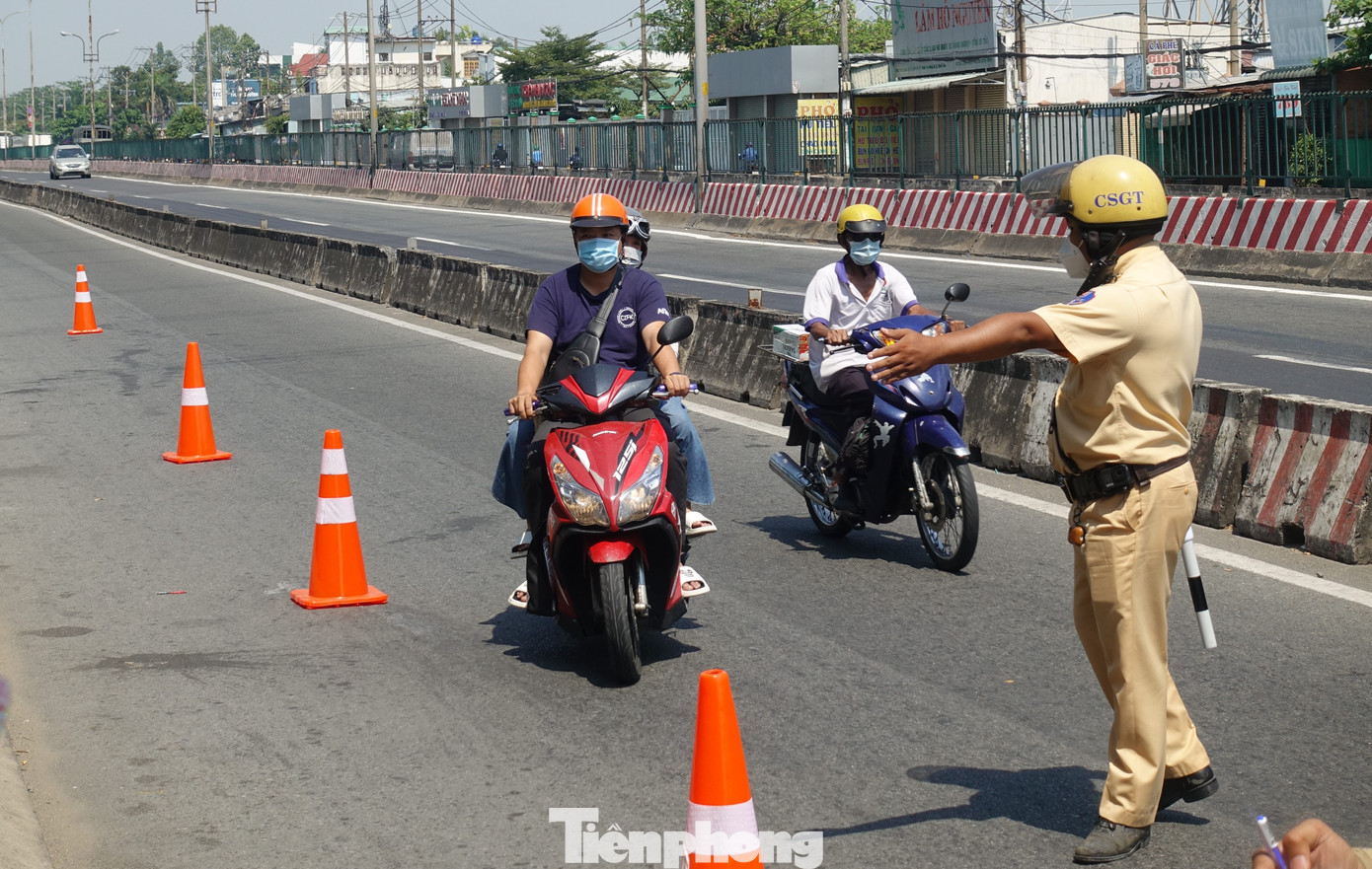 CSGT xử phạt nhiều tài xế chạy quá tốc độ trên Quốc lộ 1A ảnh 7