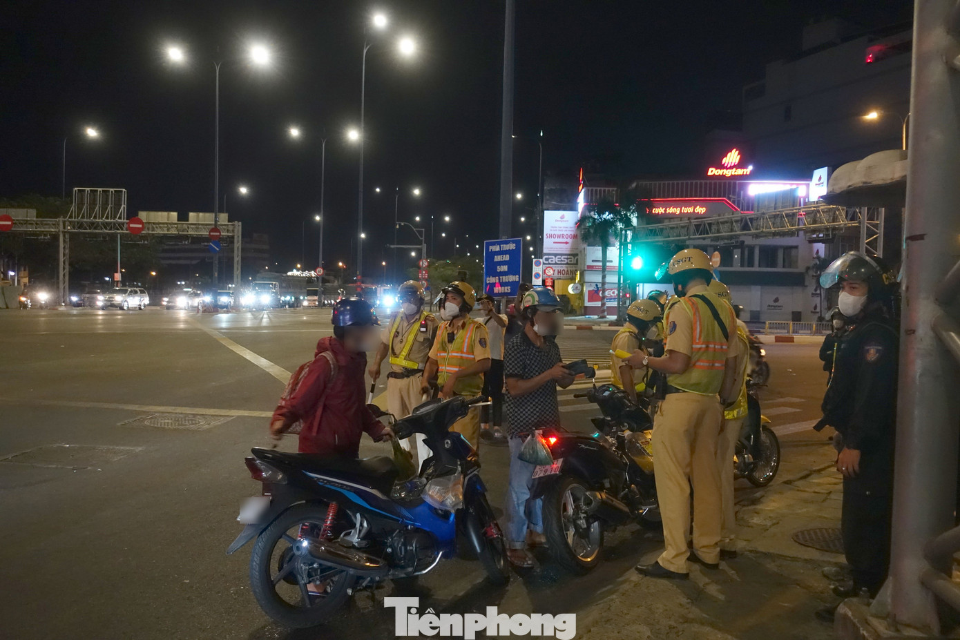 Khuya 11/2, Đội CSGT Chợ Lớn thuộc Phòng CSGT đường bộ - đường sắt (PC08) Công an TPHCM đã tổ chức thực hiện chuyên đề kiểm tra vi phạm nồng độ cồn với người tham gia giao thông.