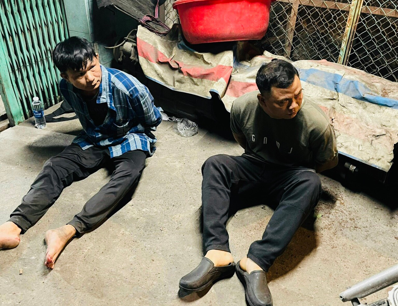 Các đối tượng Triều và Khánh thời điểm bị bắt giữ.