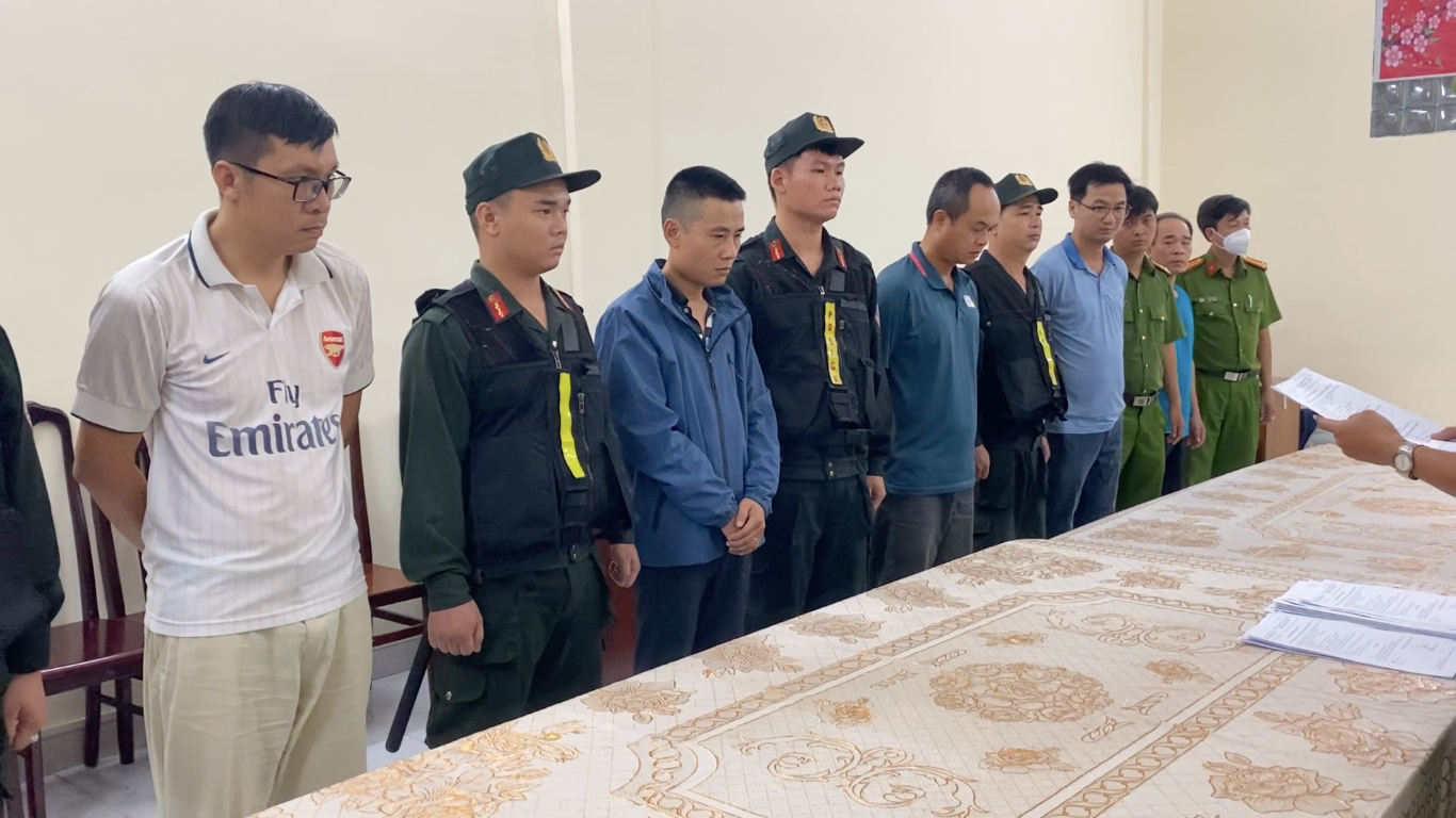 Công an tống đạt quyết định khởi tố với các bị can liên quan. Ảnh: Công an cung cấp Công an tống đạt quyết định khởi tố với các bị can liên quan. Ảnh: Công an cung cấp