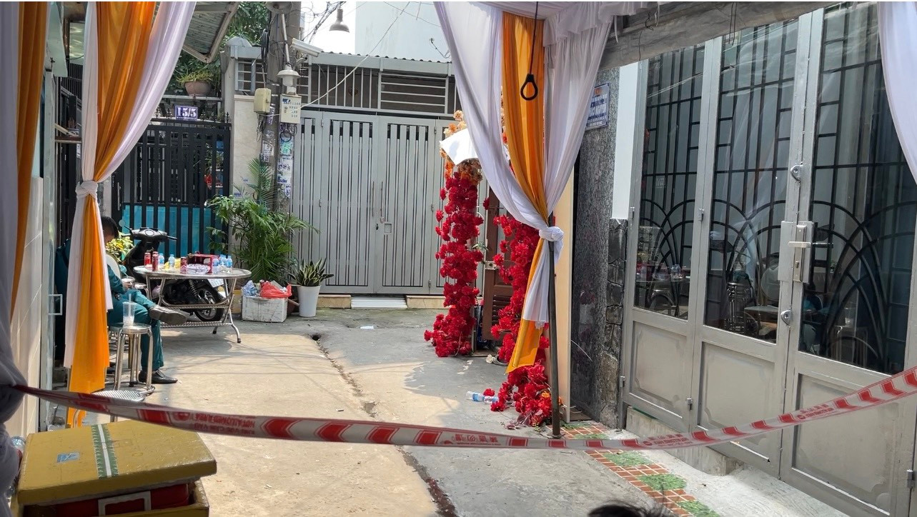 Con hẻm thuộc đường ĐHT 08 (phường Đông Hưng Thuận, quận 12) bị phong tỏa để phục vụ cho công tác điều tra. Ảnh: CTV Con hẻm thuộc đường ĐHT 08 (phường Đông Hưng Thuận, quận 12) bị phong tỏa để phục vụ cho công tác điều tra. Ảnh: CTV