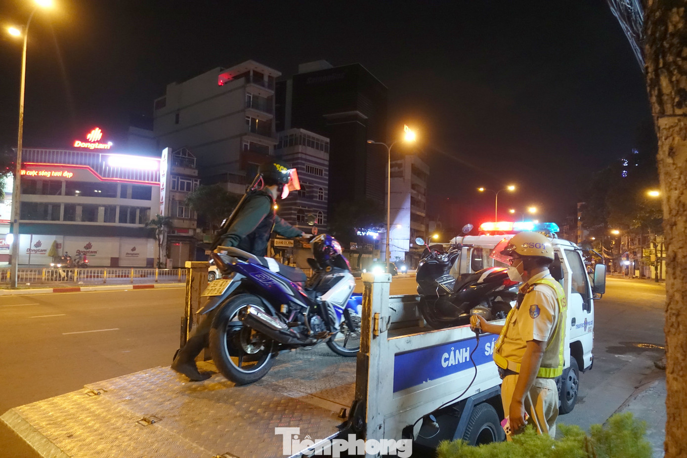 Chỉ hơn 1 giờ kiểm tra, tổ chuyên đề thuộc Đội CSGT Chợ Lớn đã phát hiện 4 trường hợp vi phạm, lập biên bản và tạm giữ 4 phương tiện.