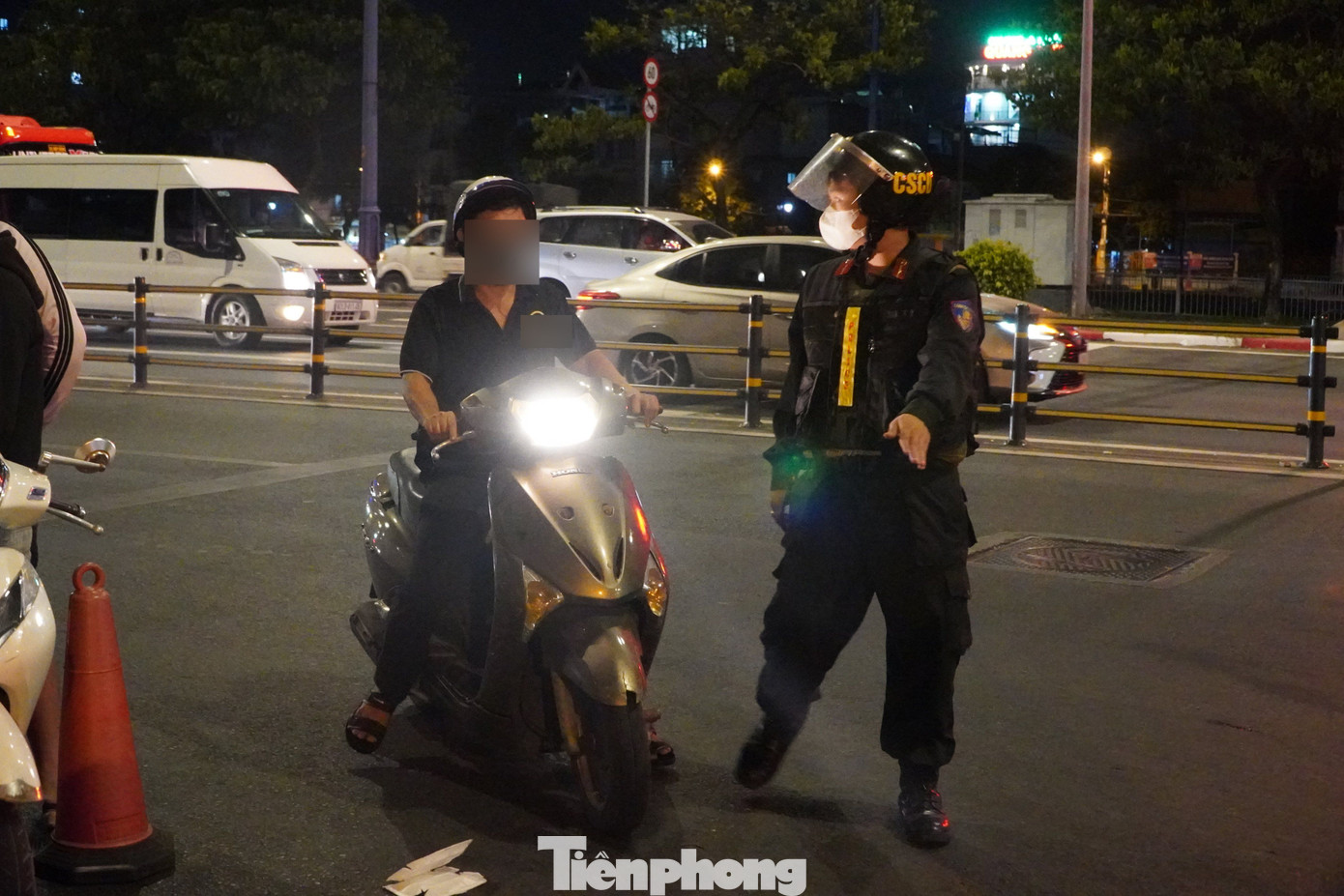 Tại giao lộ Võ Văn Kiệt - Hải Thượng Lãn Ông (quận 5), tổ chuyên đề đã kiểm tra hàng chục trường hợp.