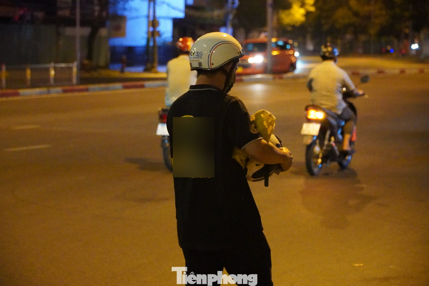 Sau khoảng 20 phút, dù được CSGT vận động và thuyết phục, ông N vẫn không đồng ý ký tên, không lấy biên bản. Ông này để lại phương tiện rồi lấy đồ dùng cá nhân và rời đi. Tổ chuyên đề phải mời người chứng kiến vụ việc ký biên bản ghi nhận vụ việc.