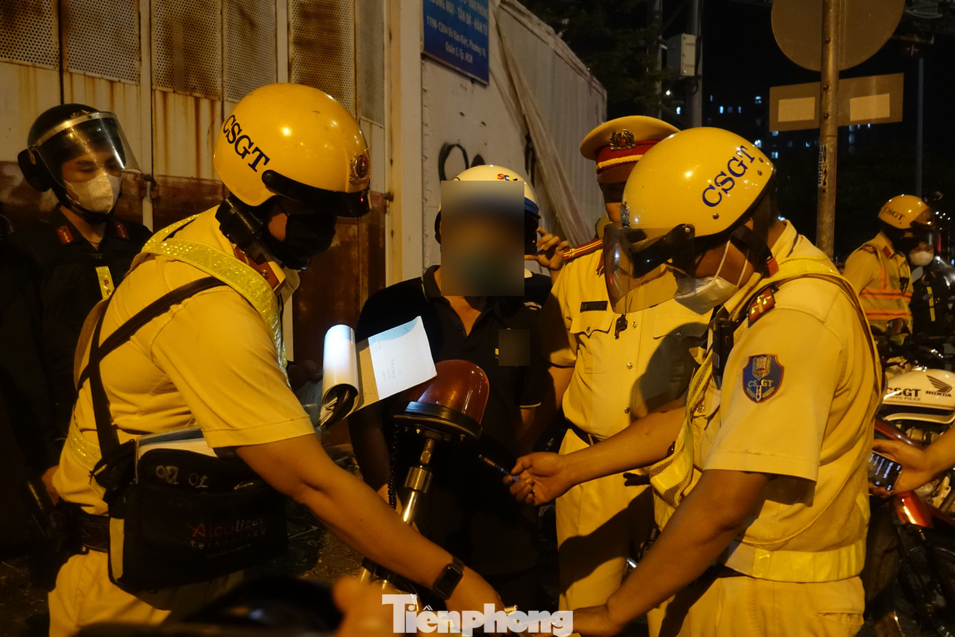 Trong quá trình làm việc, ông N chỉ xuất trình thẻ căn cước công dân, không cung cấp được giấy phép lái xe và một số giấy tờ liên quan. Ông N cũng không đồng ý ký biên bản vi phạm.