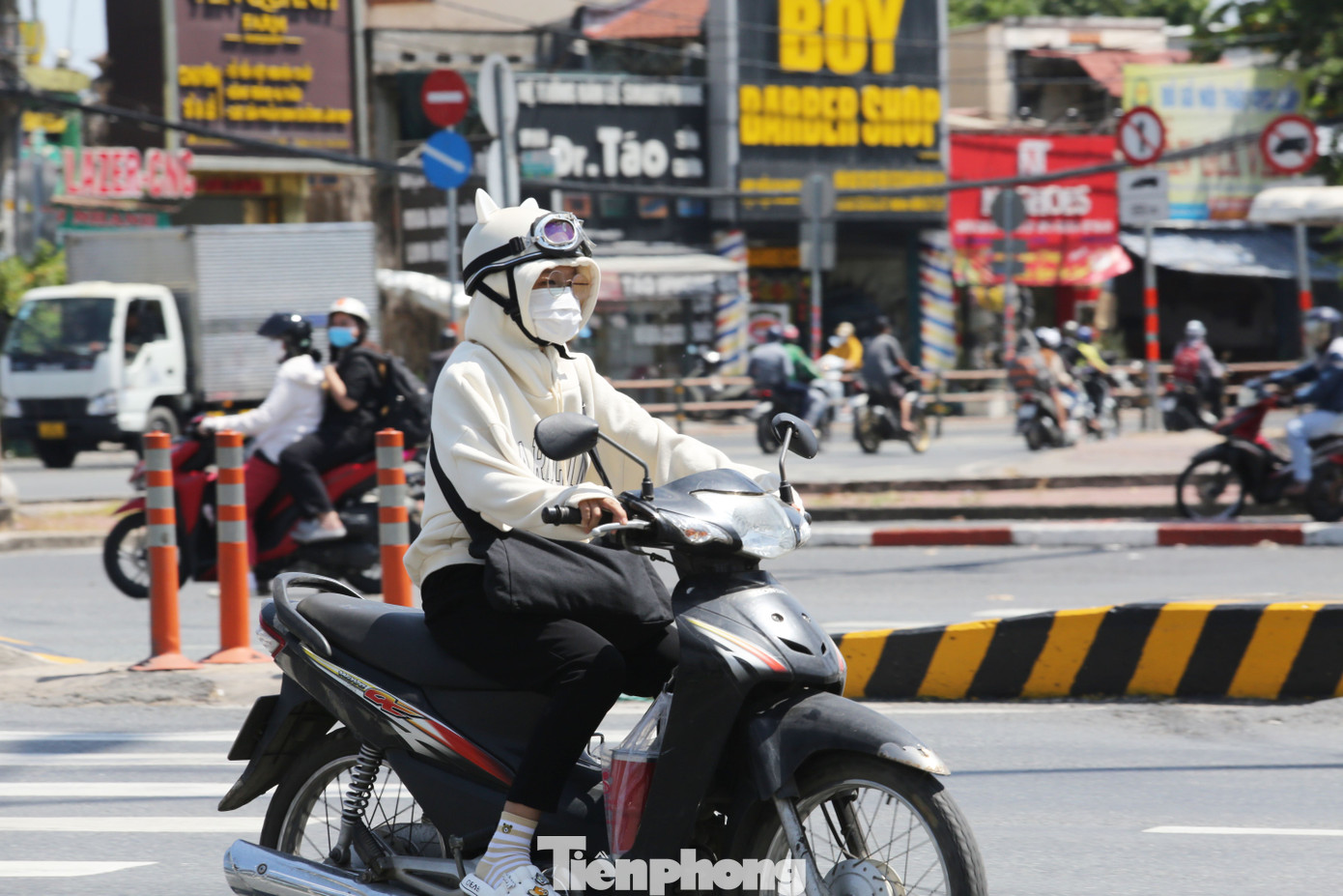 Áo khoác, khẩu trang đã trở thành vật bất ly thân của người tham gia giao thông khi ra ngoài trong những ngày này.