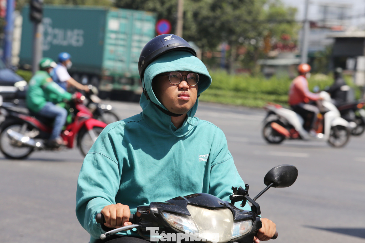 Theo Đài Khí tượng Thủy văn khu vực Nam bộ, hiện nay thời tiết TPHCM và các tỉnh thành ở Nam bộ tiếp tục chịu sự chi phối chính của hoàn lưu áp cao cận nhiệt đới trên cao.