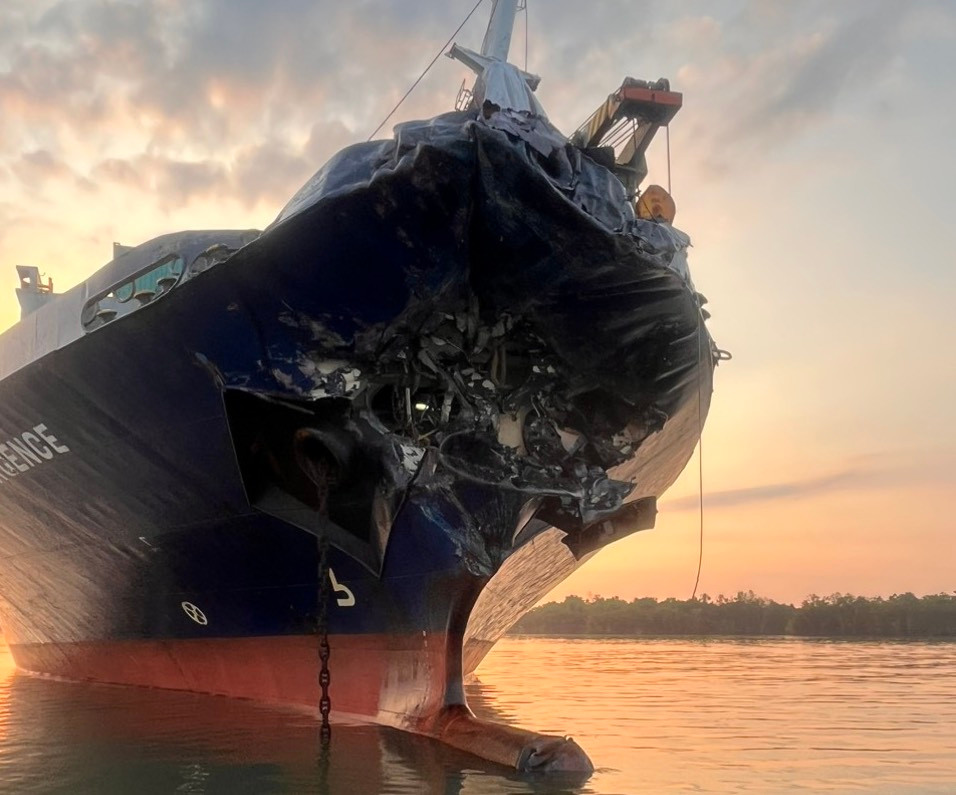 Sự vụ khiến tàu RESURGENCE bị móp ở phần mũi. Ảnh: Cảng vụ Hàng hải TPHCM