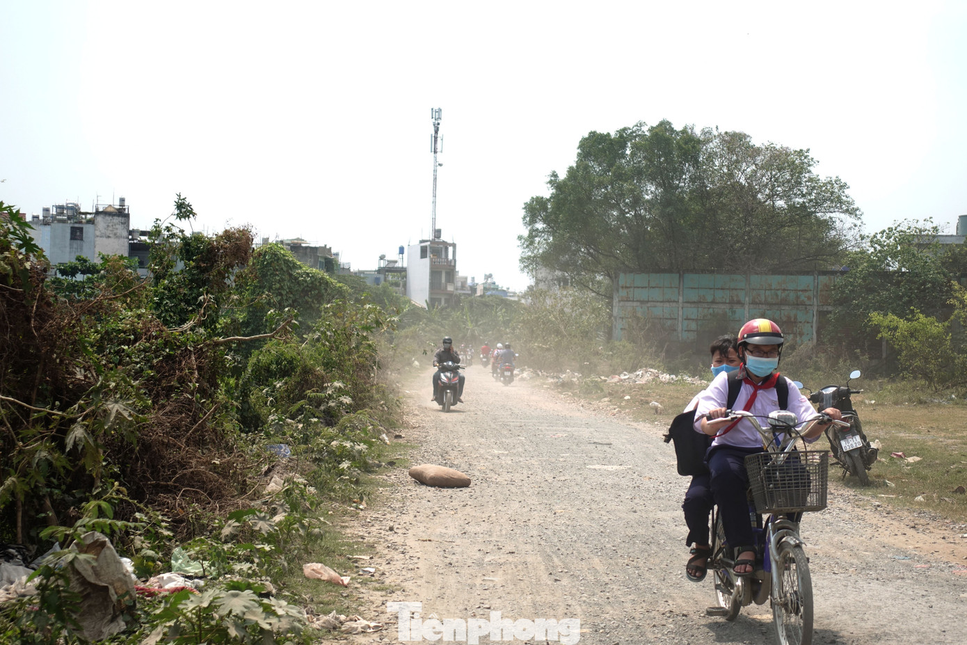 Anh Nguyễn Minh Phương (ngụ khu phố 13, phường Bình Hưng Hòa) cho biết, năm 2022 các ban ngành đoàn thể ở địa phương đã vận động xây dựng đường tạm ven kênh Tham Lương - Bến Cát - Rạch Nước Lên (đoạn từ đường số 10 đến UBND phường). Mục tiêu của con đường tạm này là để học sinh thuận tiện đi lại và phụ huynh đưa đón con dễ dàng hơn.