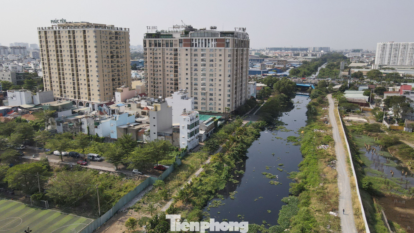 Kênh Tham Lương đoạn qua địa bàn quận 12 (TPHCM).