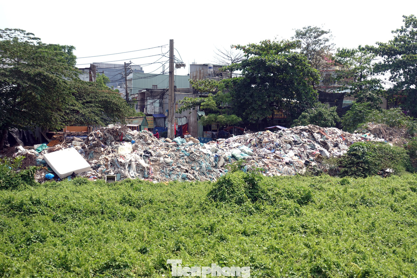Rác thải chất đống cạnh khu dân cư ven bờ kênh Tham Lương (quận Bình Tân).