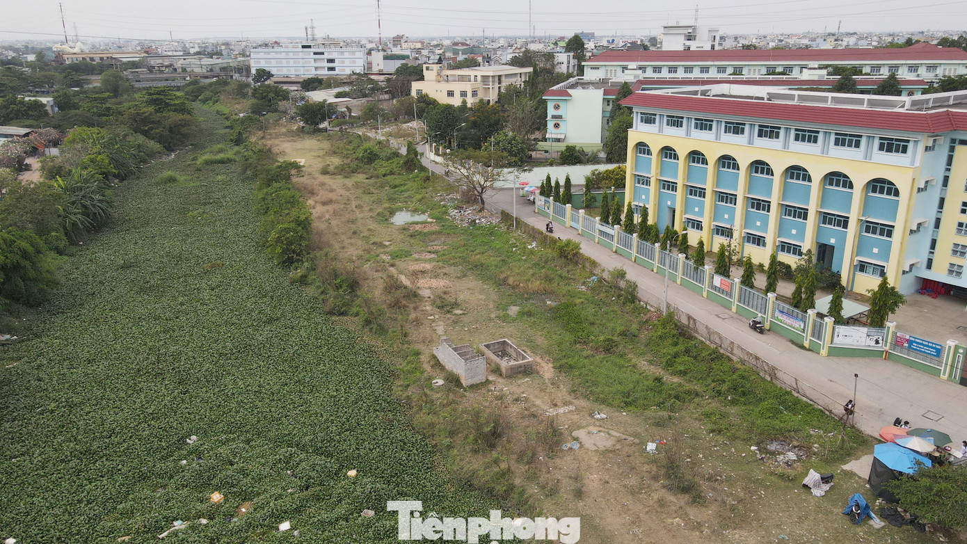 Dự án xây dựng hạ tầng và cải tạo môi trường kênh Tham Lương - Bến Cát - Rạch Nước Lên được kỳ vọng sẽ kết nối giao thông, giảm ô nhiễm môi trường, tiêu thoát nước mưa, chống úng ngập cho diện tích 14.900 ha. Theo kế hoạch, dự án này dự kiến sẽ khởi công vào ngày 23/2 tới đây.