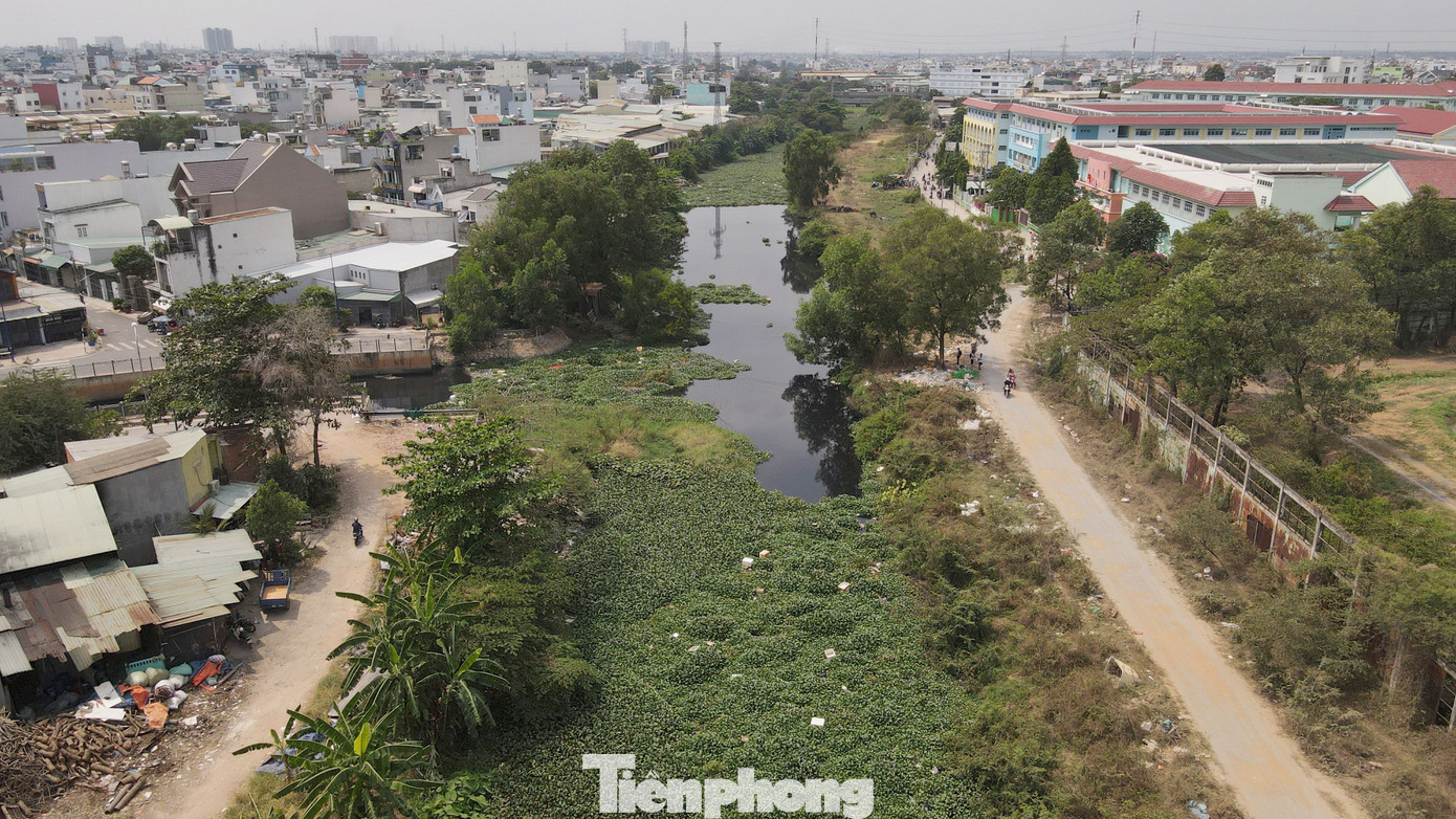 Kênh Tham Lương - Bến Cát - Rạch Nước Lên (đoạn qua quận Bình Tân, TPHCM). Kênh Tham Lương - Bến Cát - Rạch Nước Lên (đoạn qua quận Bình Tân, TPHCM).