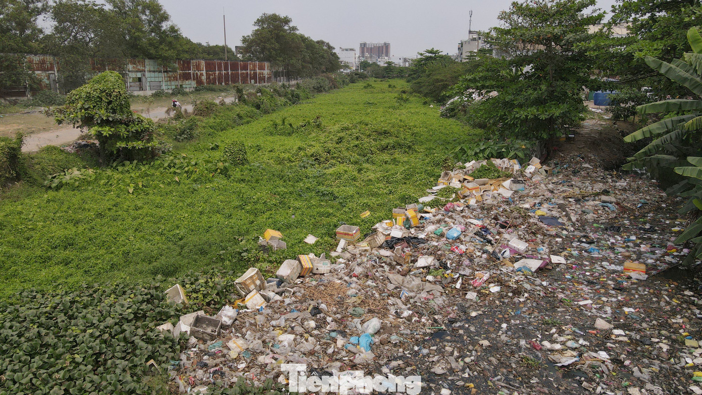 Một đoạn kênh Tham Lương (đoạn qua phường Bình Hưng Hòa, quận Bình Tân) ngập ngụa rác thải.